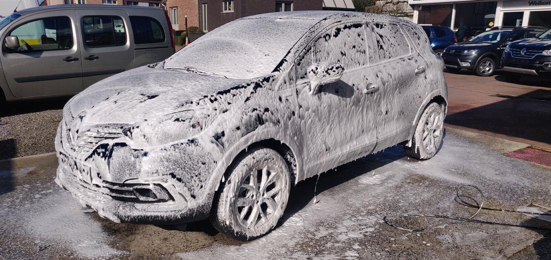 Wagen vol schuim tijdens de grondige wasbeurt